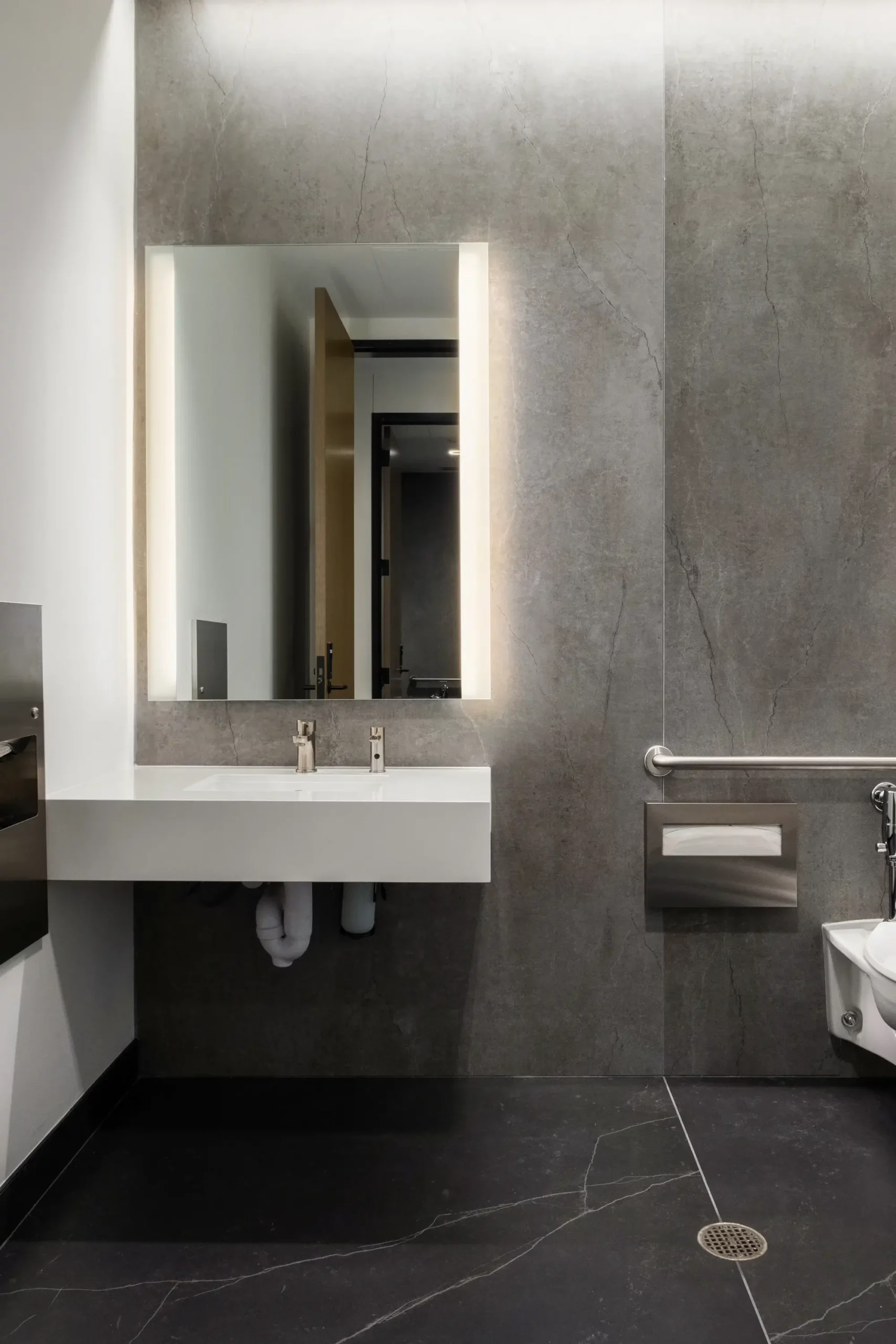 Dekton-Kelya-Bathroom-Floor-scaled